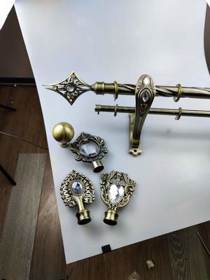 Поляка занавеса рельса металла мычка 25Mm телескопичного двойного регулируемая 28Mm с кронштейнами