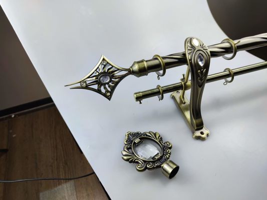 Поляка занавеса рельса металла мычка 25Mm телескопичного двойного регулируемая 28Mm с кронштейнами